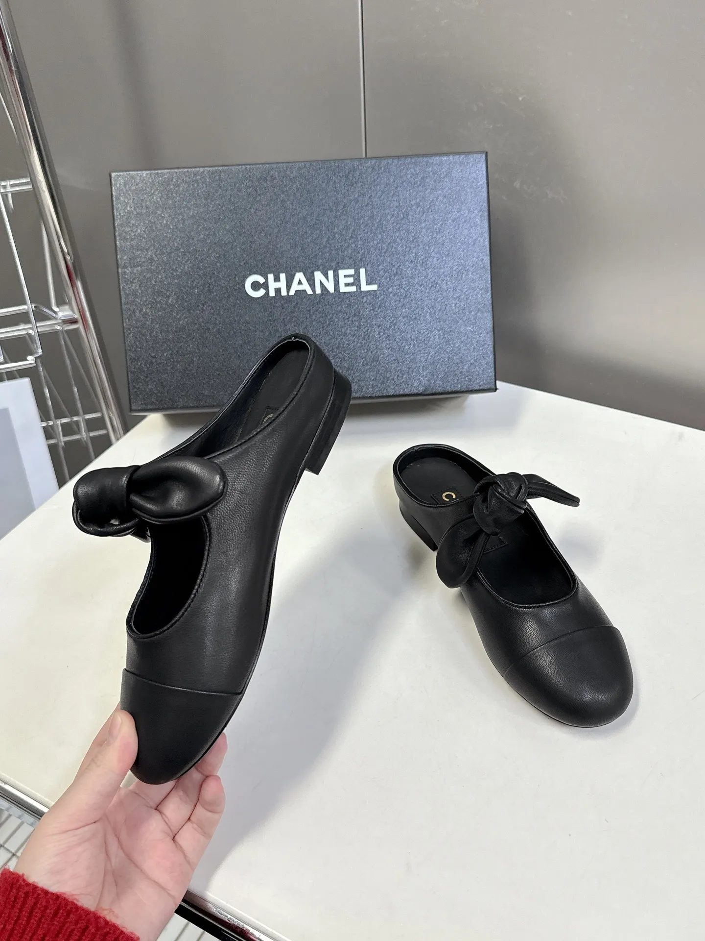 👟👟Ex-factory price 540👟👟 CHANEL Chanel Bow Elastic Strap Flat Shoes Bow Mary Jane shoes are so popular at first sight that you can wear them freely according to the weather changes! Put on socks to instantly transform into cute shoes for spring and summer! Transform into a magical princess in seconds 👸The upper is made of mixed sheepskin and tiptoe silk sheepskin. The foot feels super comfortable. The leather is very soft and skin-friendly. The genuine leather outsole imported from Italy Size: 35-41 (40 41 customized)